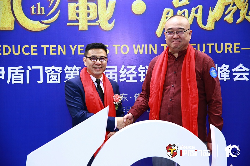 央視名嘴朱軼受邀參加伊盾門窗十周年慶典，妙語連珠引爆全場！