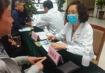 市中醫(yī)院舉辦“關注高尿酸 關愛痛風患者”健康義診活動